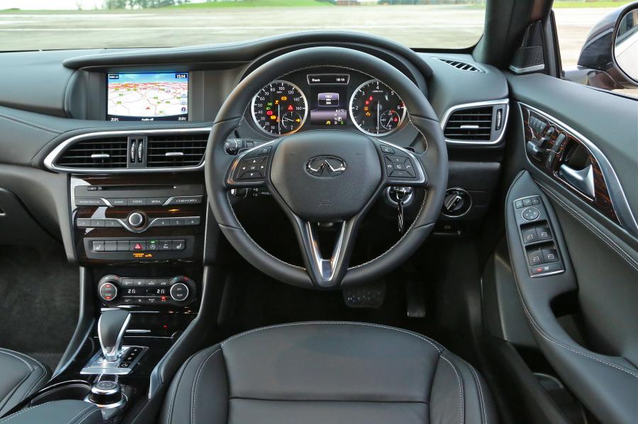  Infiniti Q30 2.2d AWD 2016 года  (UK) (фото 26 из 27)